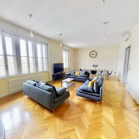 Triestevillas A/c Huge Central & Brand New - 5br Appartement