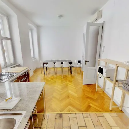 Triestevillas A/c Huge Central & Brand New - 5br Trieste